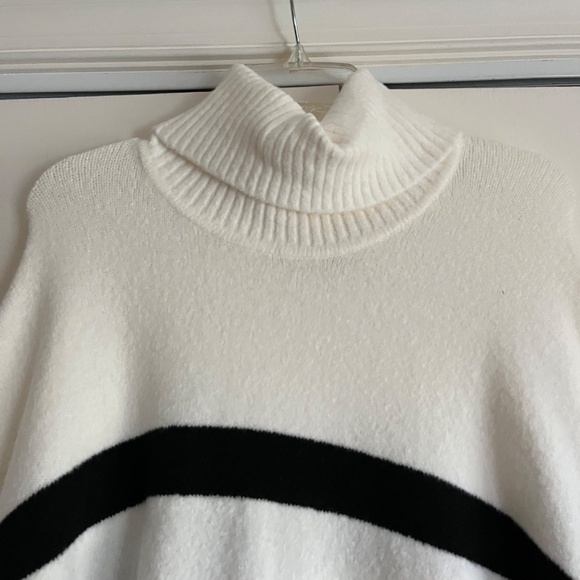 Woman s Sweater - Picture 3 of 4